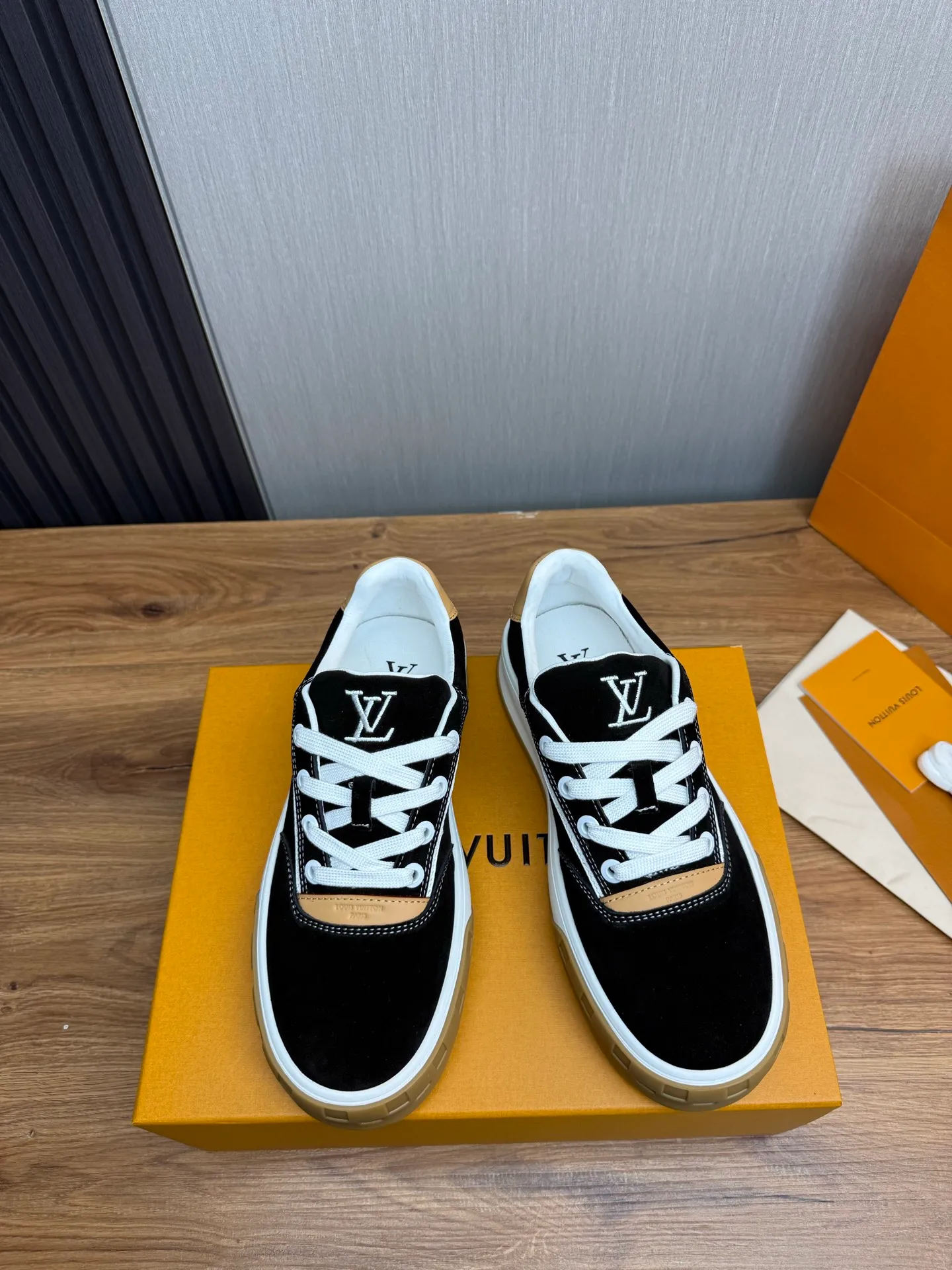 Men's shoes 620💰 Lv. Top purchasing agent🇮🇹 Louis Vuitton, sports sneakers counter synchronization, uppers imported from Italy, high-quality splicing and complex handicrafts, imported mesh pads are soft and comfortable, soles: original factory special soles, TPU exclusive movable molded soles super comfortable, original factory single goods, 🔍🔍high quality, you can enter and exit the counter at will, welcome to compare, code number 38-44 (customized 38.45)